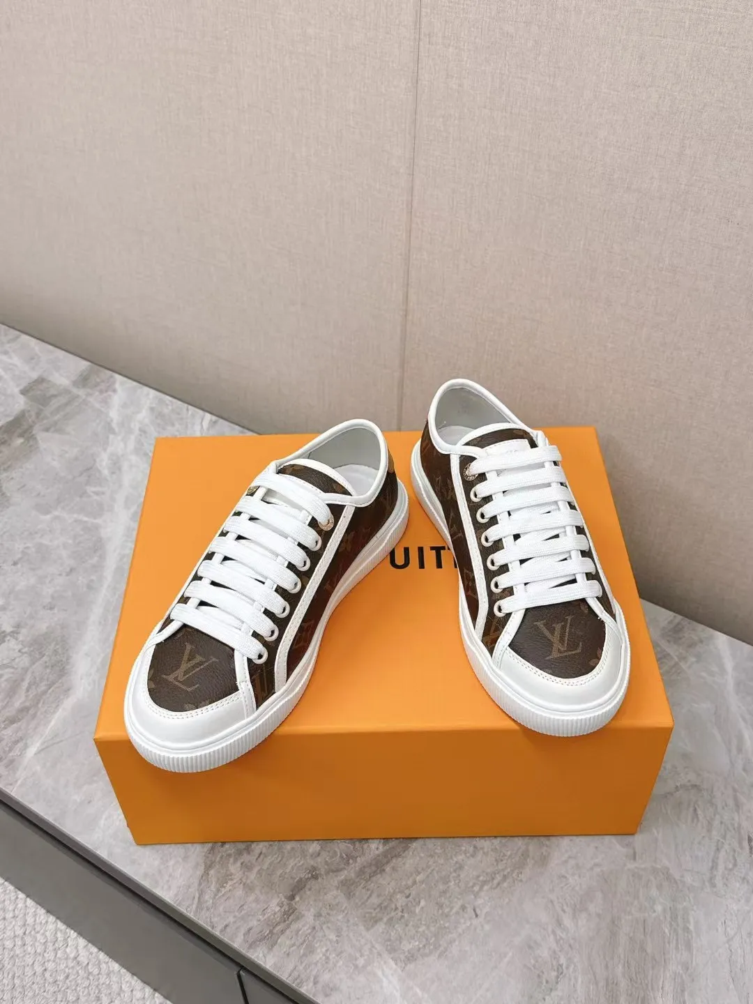 👟👟Ex-factory price 420👟👟 LV Louis Vuitton L Home Donkey Brand’s latest Lagoon series Thick-soled denim denim Embossed Presbyopia Thick-soled Casual sneakers Skateboard shoes Original purchase and development Production This Lagoon sneaker is made of Monogram denim, injecting a retro flavor into the classic design. The Louis Vuitton logo pops out from the leather trim, and the inscribed eyelets, trim and laces highlight the exquisite details. The rubber outsole embellished with Monogram flowers completes the whole. Exquisitely packaged at the delivery counter🛍📦 ▪️ Fabric: Original imported custom first-layer cowhide ▪️ Lining: Original imported cowhide lining ▪️ Sole: Original open-molded non-slip TPU material ▪️ Bottom thickness: 2.5CM ▪️ Size: Women's size 35-40 (41, 42 can be customized)